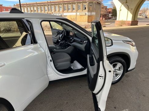 Used 2022 Toyota Highlander L image 9