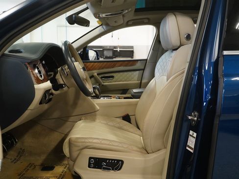 Used 2019 Bentley Bentayga image 2