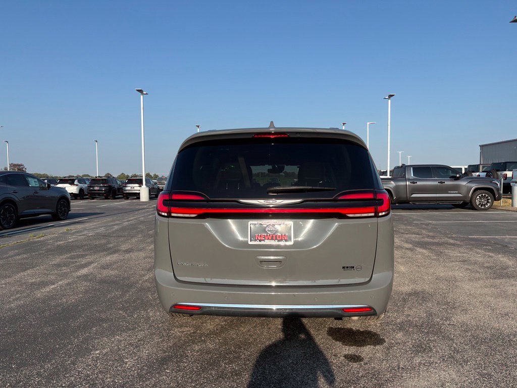 Used 2022 Chrysler Pacifica Touring-L FWD image 34