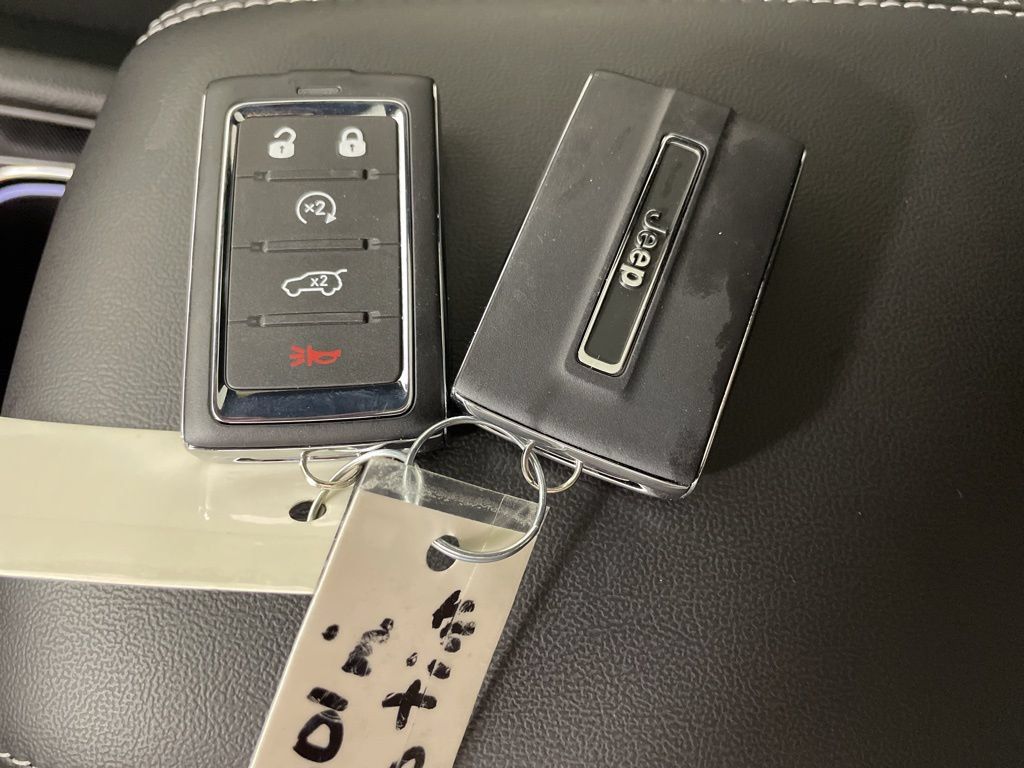 New 2025 Jeep Grand Cherokee Laredo X w/ Luxury Tech Group I AWD/4WD image 34