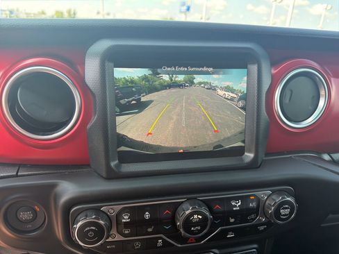 Used 2023 Jeep Wrangler Unlimited Rubicon w/ Cold Weather Group AWD/4WD image 23