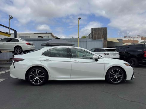Used 2021 Toyota Camry XSE w/ Navigation Upgrade Package FWD image 4