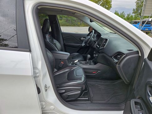 Used 2019 Jeep Cherokee Trailhawk image 8