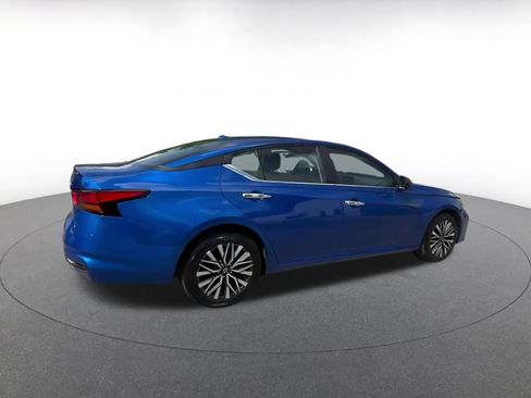 Used 2025 Nissan Altima 2.5 SV FWD image 15