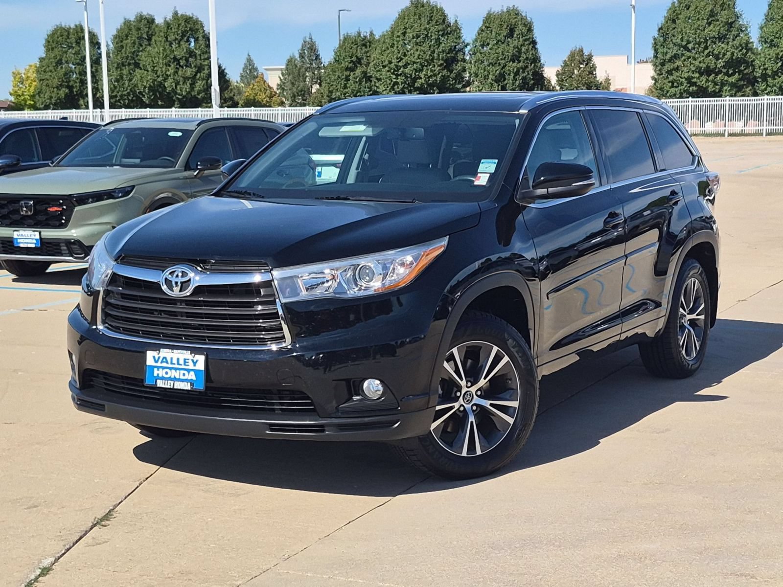 Used 2016 Toyota Highlander XLE AWD/4WD image 2