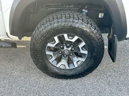 Used 2019 Toyota Tacoma TRD Off-Road w/ TRD Premium Off Road Package image 24