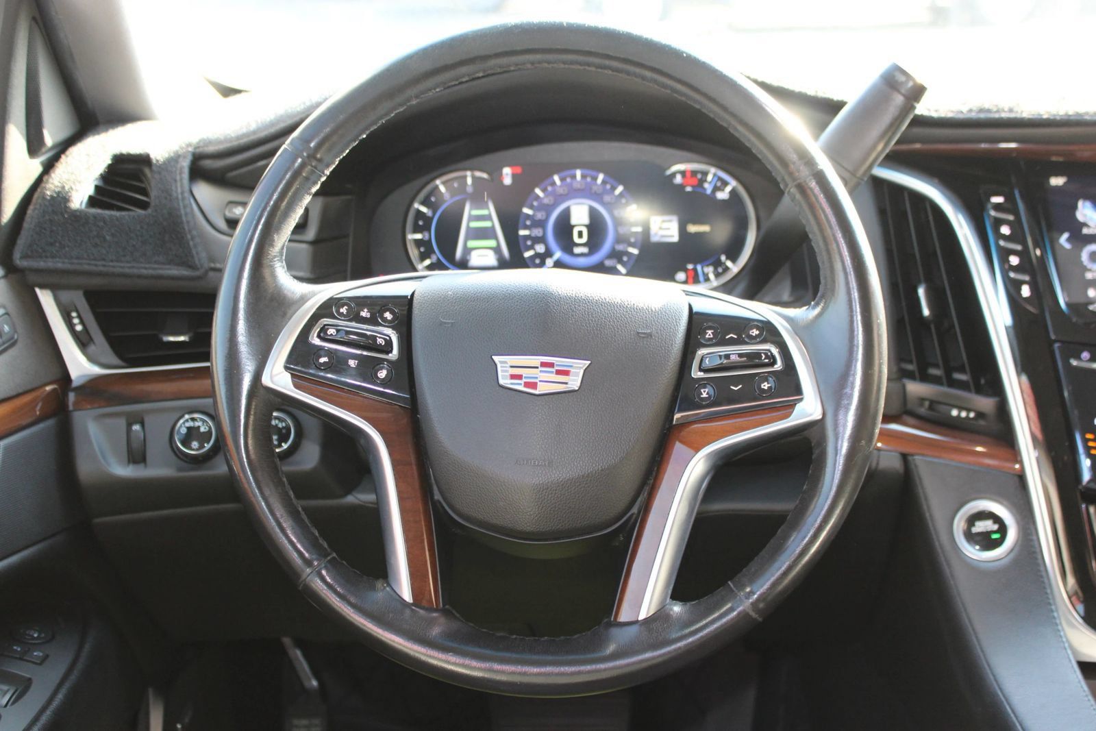 Used 2018 Cadillac Escalade ESV Luxury AWD/4WD image 32