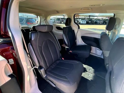 Certified 2023 Chrysler Voyager LX image 11