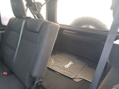 Used 2018 Jeep Wrangler Unlimited Sahara image 21