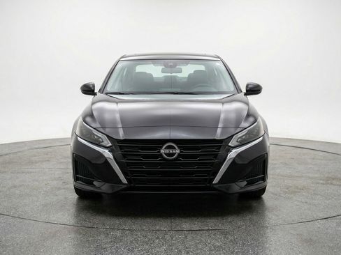 Used 2025 Nissan Altima 2.5 SV FWD image 2