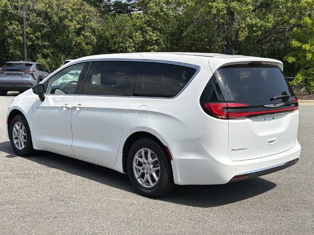 Used 2024 Chrysler Pacifica Touring-L FWD image 11