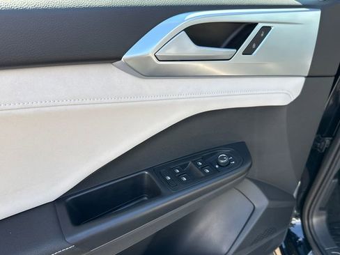 Used 2025 Volkswagen Taos SE image 8