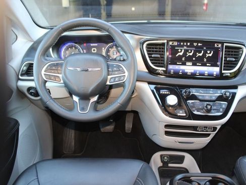 Used 2024 Chrysler Pacifica Touring-L FWD image 20