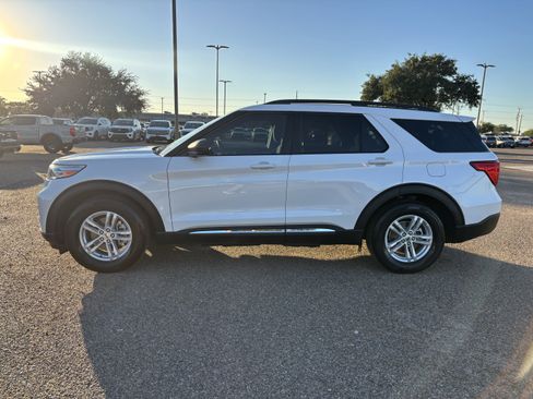 Certified 2023 Ford Explorer XLT image 3