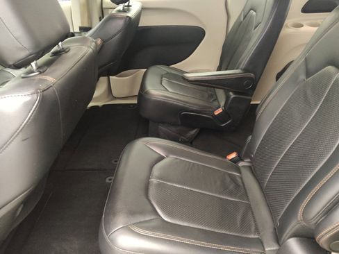 Used 2018 Chrysler Pacifica Touring-L FWD image 18