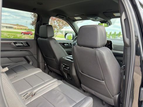 Used 2025 Chevrolet Suburban Z71 AWD/4WD image 34