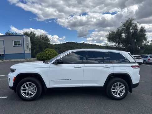 Used 2024 Jeep Grand Cherokee Laredo X AWD/4WD image 8