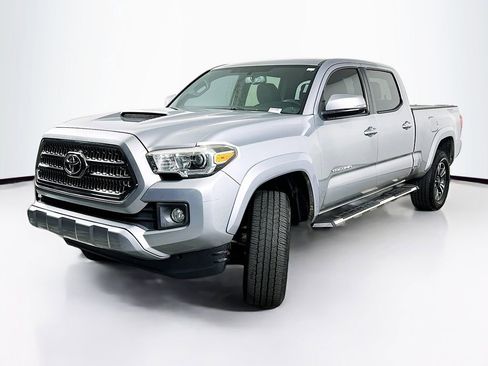 Used 2017 Toyota Tacoma TRD Sport w/ Tow Package RWD image 2