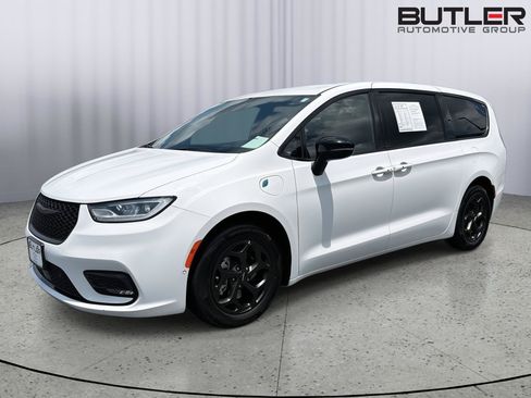 Used 2024 Chrysler Pacifica Limited FWD image 2