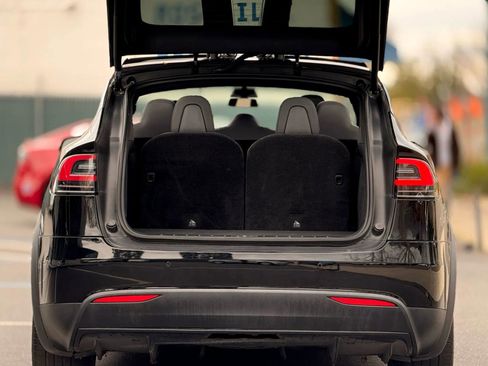 Used 2018 Tesla Model X 75D image 11
