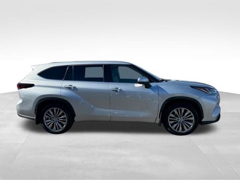 Used 2024 Toyota Highlander Platinum image 8