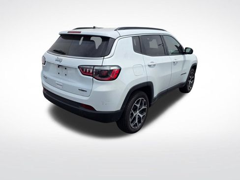 Used 2024 Jeep Compass Latitude AWD/4WD image 5