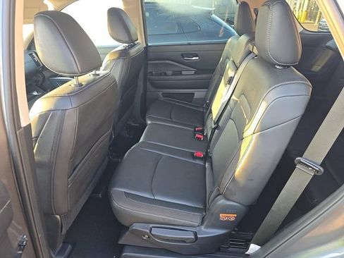 Certified 2025 Nissan Pathfinder SL FWD image 3
