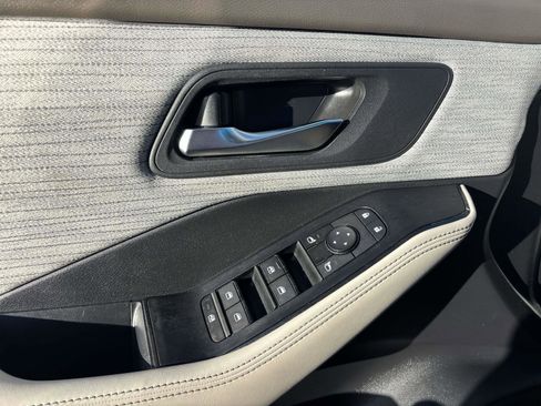 Used 2023 Nissan Rogue SV image 14