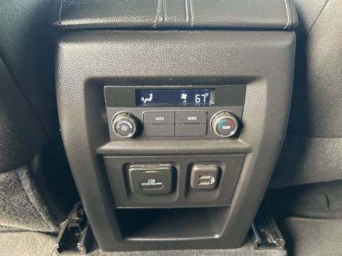 Used 2023 Chevrolet Traverse LT image 16