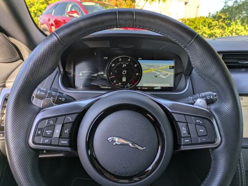 Used 2022 Jaguar F-TYPE R image 23