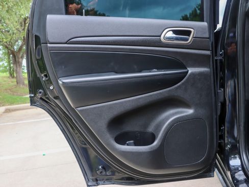 Used 2017 Jeep Grand Cherokee Laredo RWD image 11