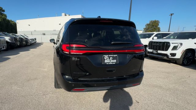 Used 2025 Chrysler Pacifica Limited FWD image 8