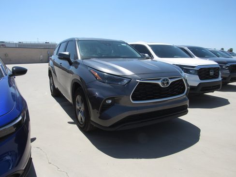 Used 2023 Toyota Highlander LE FWD image 2