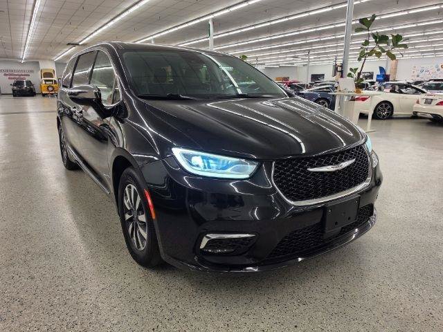 Used 2023 Chrysler Pacifica Limited FWD image 3