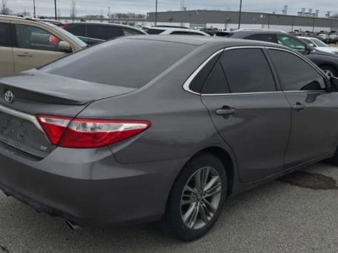 Used 2017 Toyota Camry SE image 3