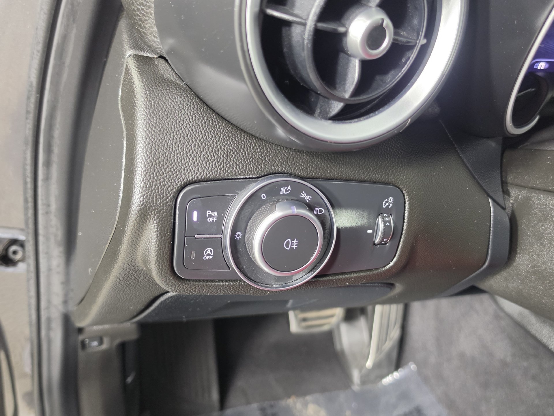 Used 2024 Alfa Romeo Giulia Ti w/ Performance Driving Package RWD image 9