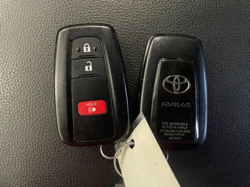 Used 2025 Toyota RAV4 XLE AWD/4WD image 18