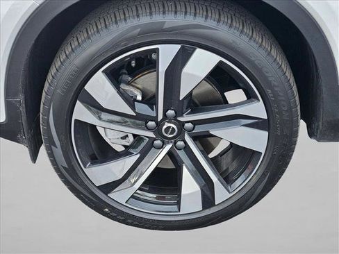 Used 2025 Volvo XC40 B5 Plus image 22