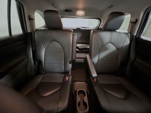Used 2024 Toyota Highlander XLE FWD image 33