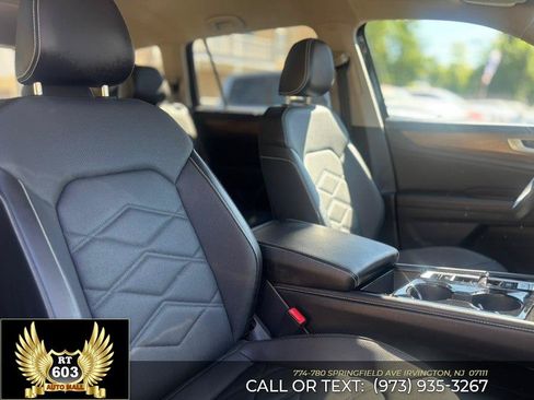 Used 2025 Volkswagen Atlas SE AWD/4WD image 15