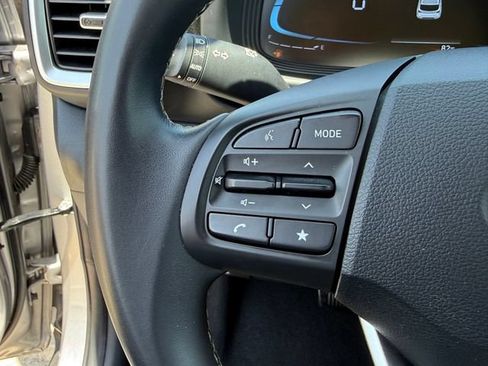 Used 2025 Hyundai Venue SEL FWD image 17