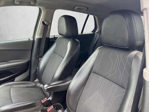 Used 2020 Chevrolet Trax LT w/ LT Convenience Package image 16