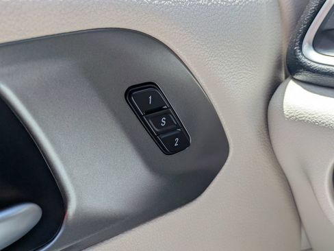 Used 2024 Chrysler Pacifica Touring-L FWD image 25