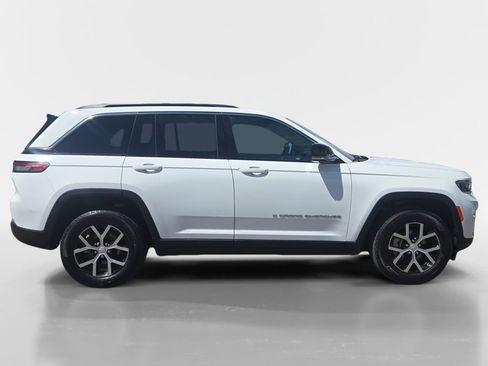 Used 2024 Jeep Grand Cherokee Limited AWD/4WD image 6