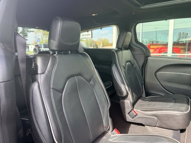 Used 2025 Chrysler Pacifica Limited FWD image 15