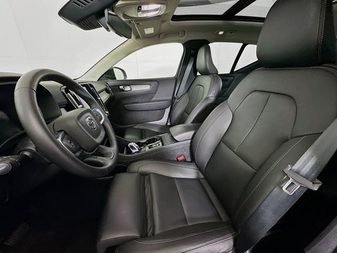 Used 2025 Volvo XC40 B5 Plus image 13