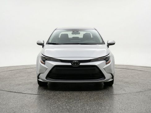 Used 2025 Toyota Corolla LE FWD image 2