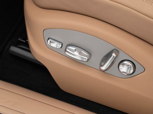 Certified 2025 Porsche Macan AWD/4WD image 13