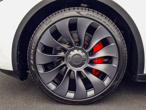 Used 2022 Tesla Model Y Performance image 18