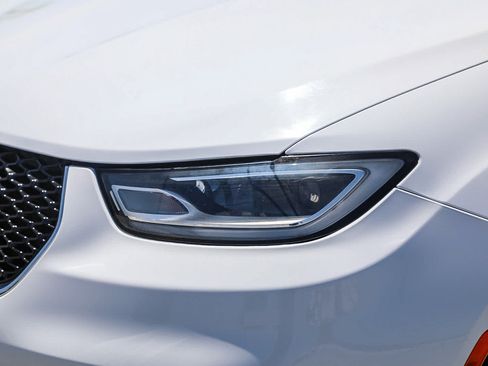 Used 2022 Chrysler Pacifica Touring-L FWD image 8
